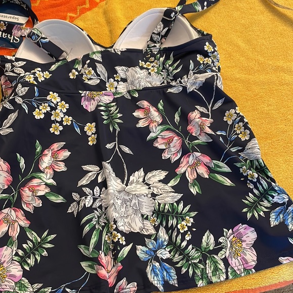 Shape Solver Top with Flowers on Navy Blue Background Ruffles - Picture 3 of 9